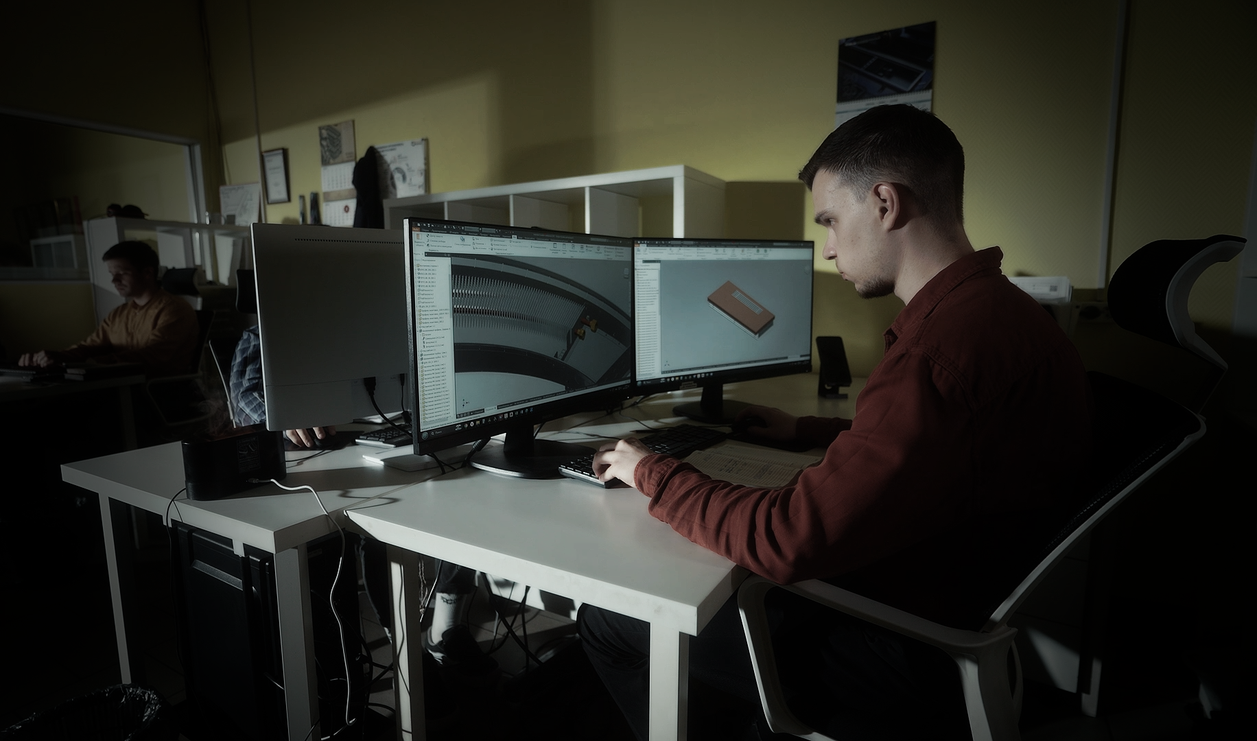Инженер за двумя мониторами с CAD-моделью конвектора VITRON
